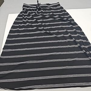 Seven7 skirt black and white striped medium 19 inch slit up the middle
